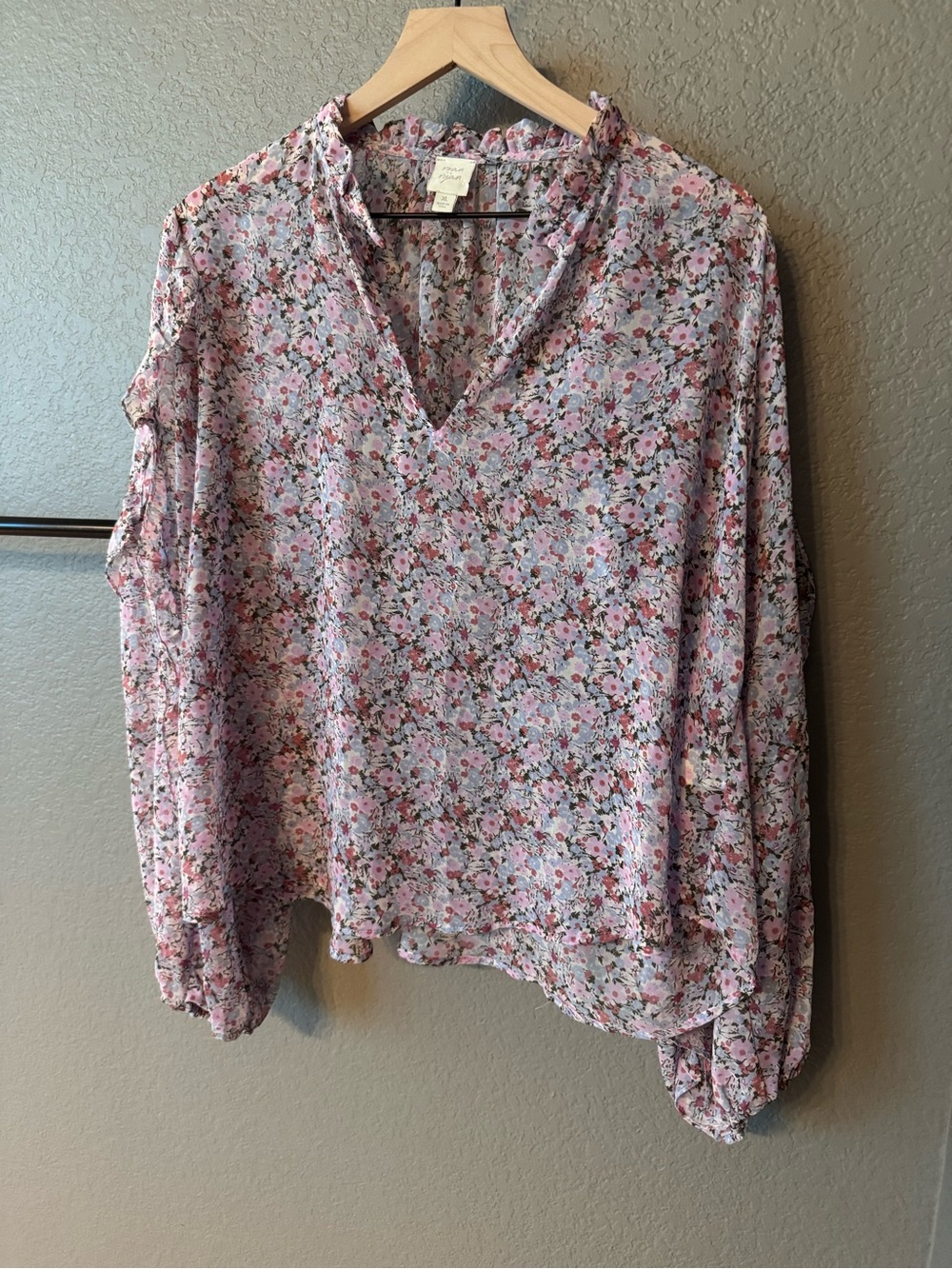 Roan + Ryan XL Floral Pink V-Neck Long-Sleeve Blouse